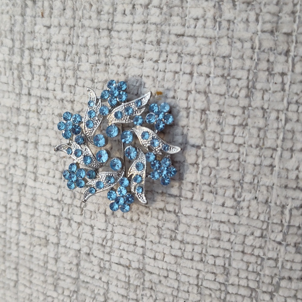 Brooch  Blue Floral Rhinestone Sparkly   Silver Tone Vintage About 2" - Picture 4 of 5